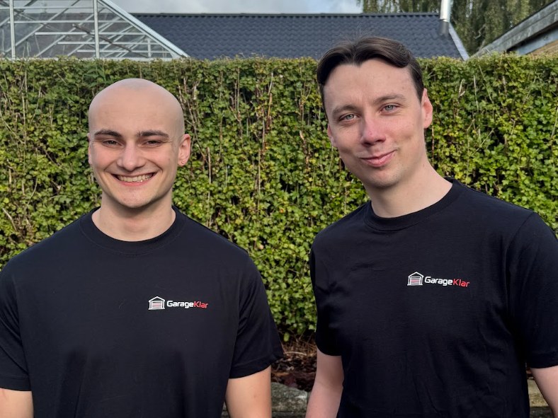 Kristian og Kasper fra GarageKlar i GarageKlar-T-shirts