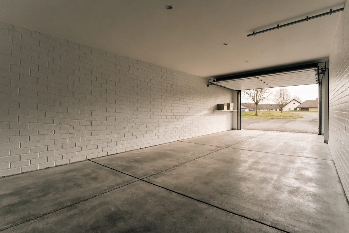 Nyryddet og fejet privat garage med tomt gulv